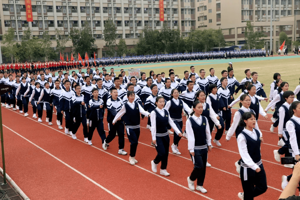 东莞初中校服比学费贵?人均30件,性价比如何_礼服_均价_价格