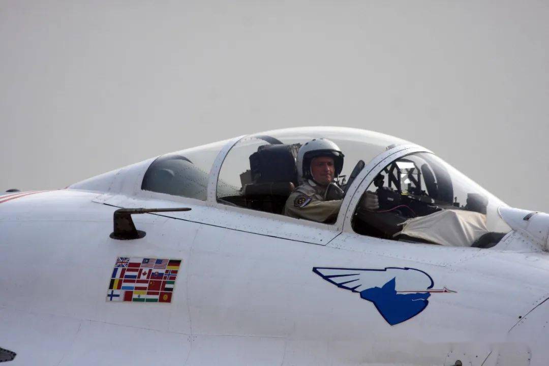 作者在俄罗斯勇士飞行表演队的战机前留影.