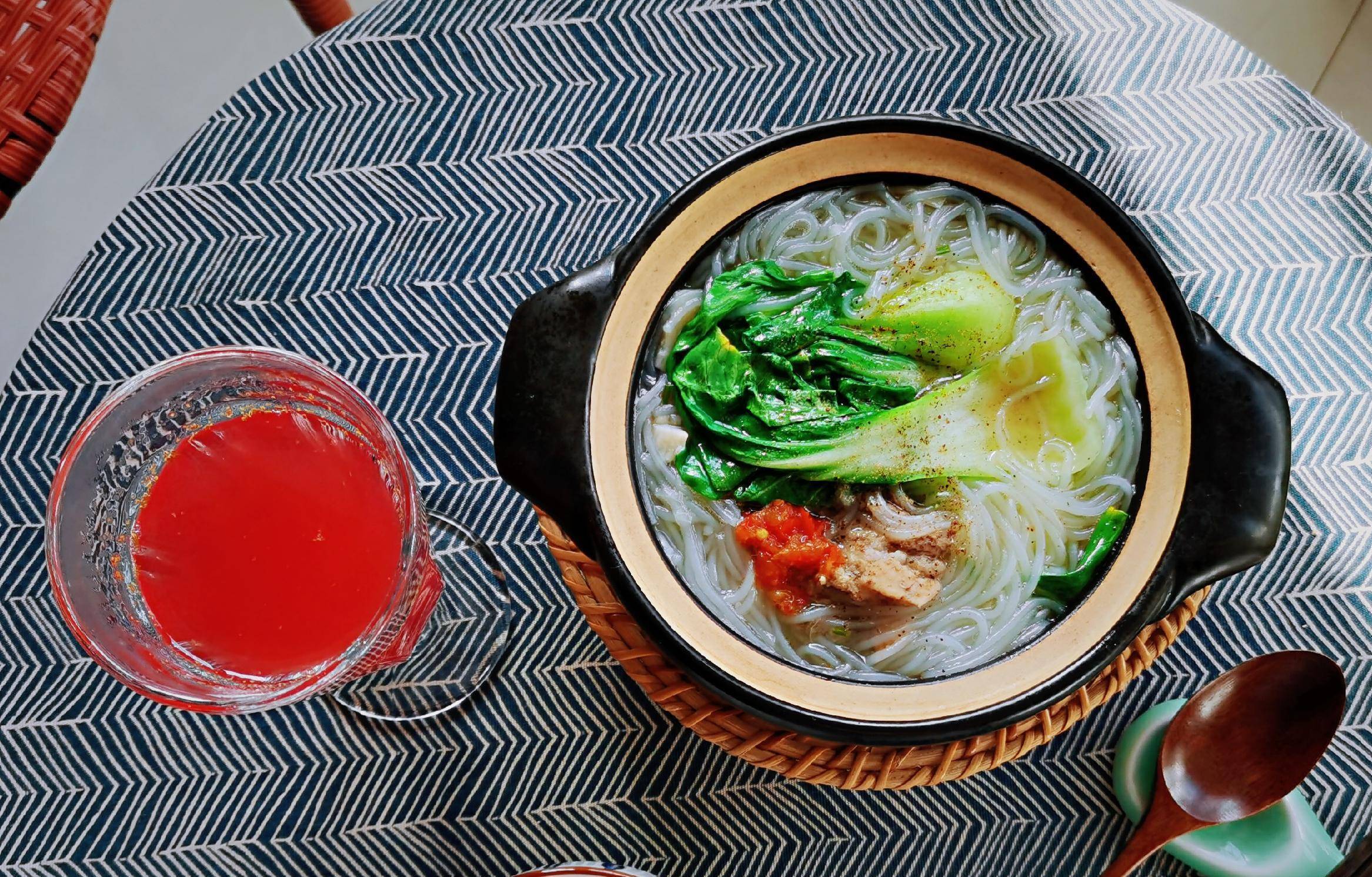 早上用小砂锅加热排骨汤,再煮了一小撮豌豆粉丝放入排骨汤中,再加几片