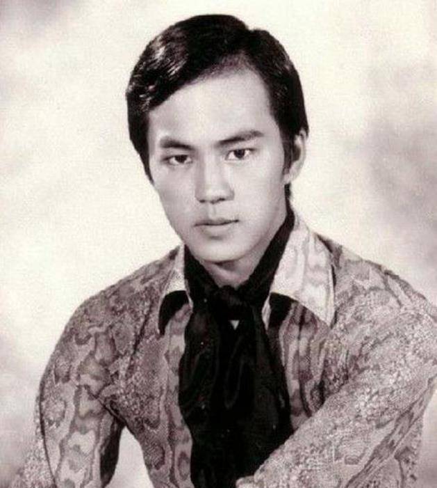 "大哥"狄龙:曾与成龙齐名,张国荣为其当配角,今74岁气质不凡_电影