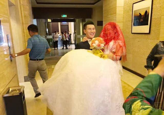 "嘎子哥"谢孟伟结婚现场,新娘娇艳美丽,身材高挑,非常漂亮.