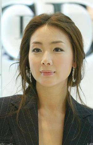 国外的"偶像剧女王",45岁的崔智友生女,她的美丽确实漂亮_气质_时尚