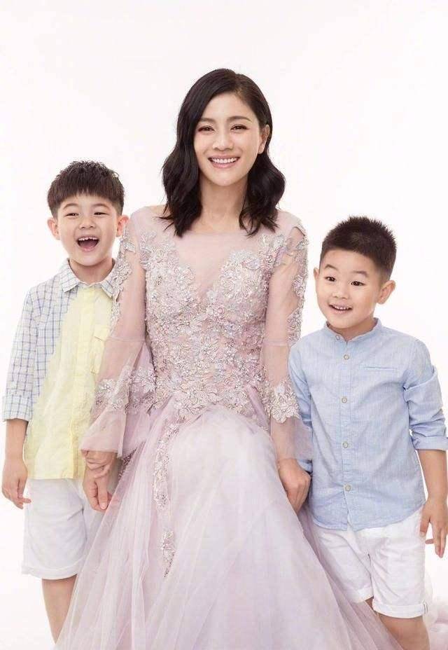 胡可用一家四口合影庆生,小胖鱼抢占c位,两孩家庭需个性教育_仪式