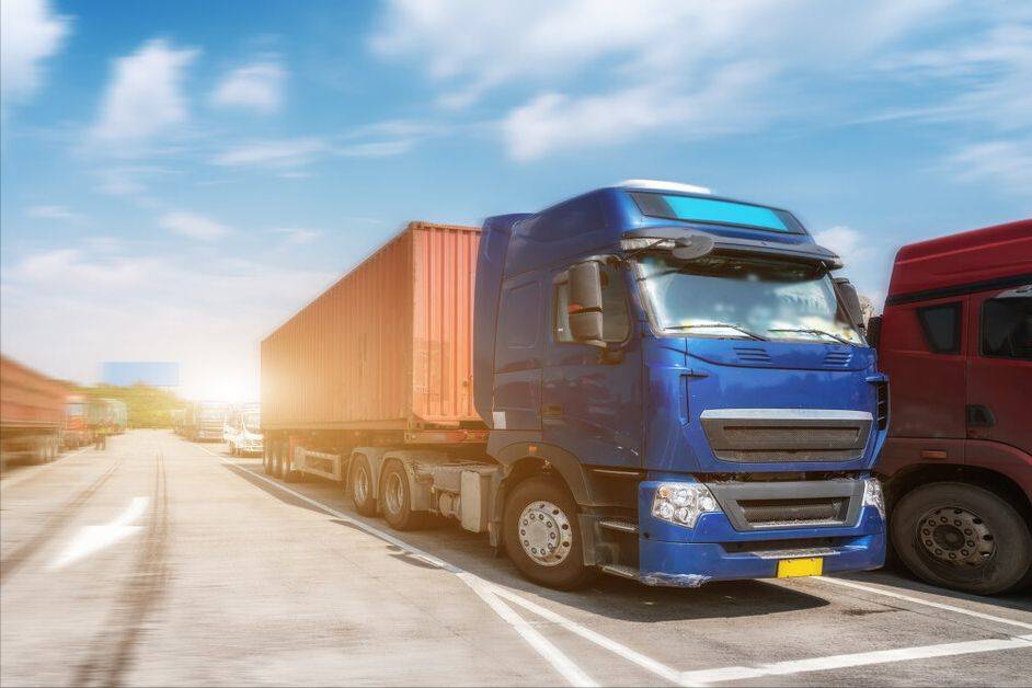 货车司机"招工难",月入上万,为什么年轻人不愿意干?_行业_物流_招聘