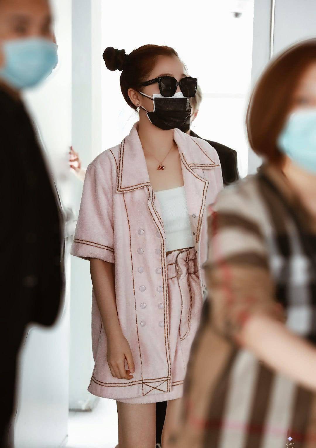 虞书欣穿衣显贵气就不说了,就连戴口罩方式,都和我们不一样!