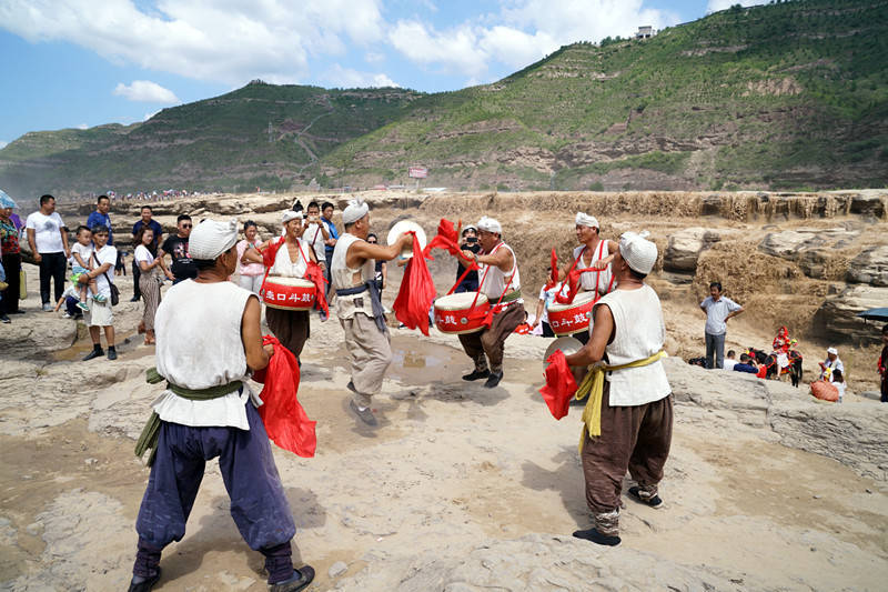 目睹了黄河船夫们与狂风恶浪搏斗的情景,聆听了高亢悠扬的船工号子