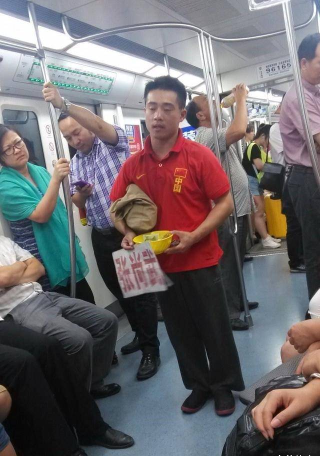 37岁乞讨冠军张尚武现状,曾将金牌以100元变卖,如今再度锒铛不听话