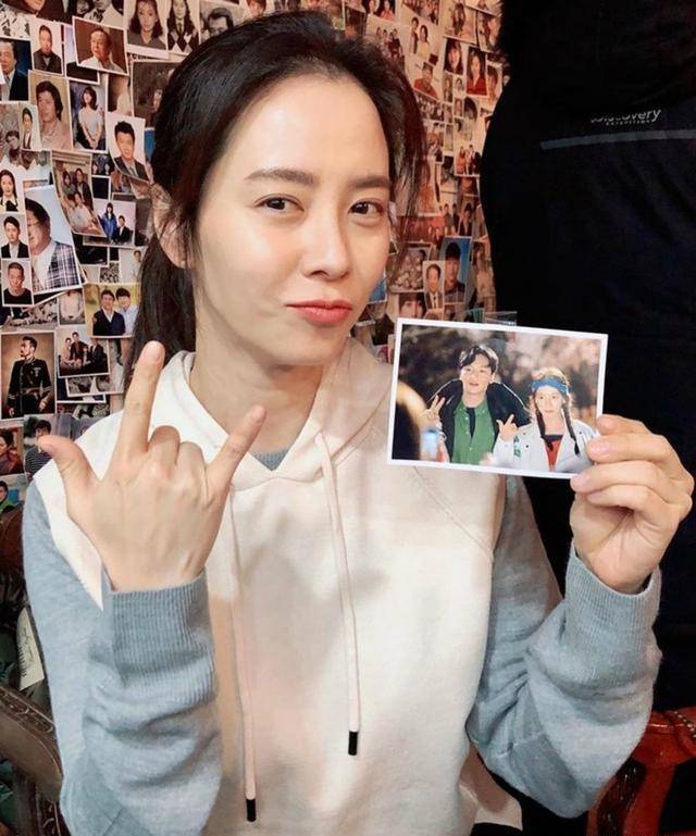 最近宋智孝(39岁)通过自己的instagram个人账号发布了动态,还上传了多