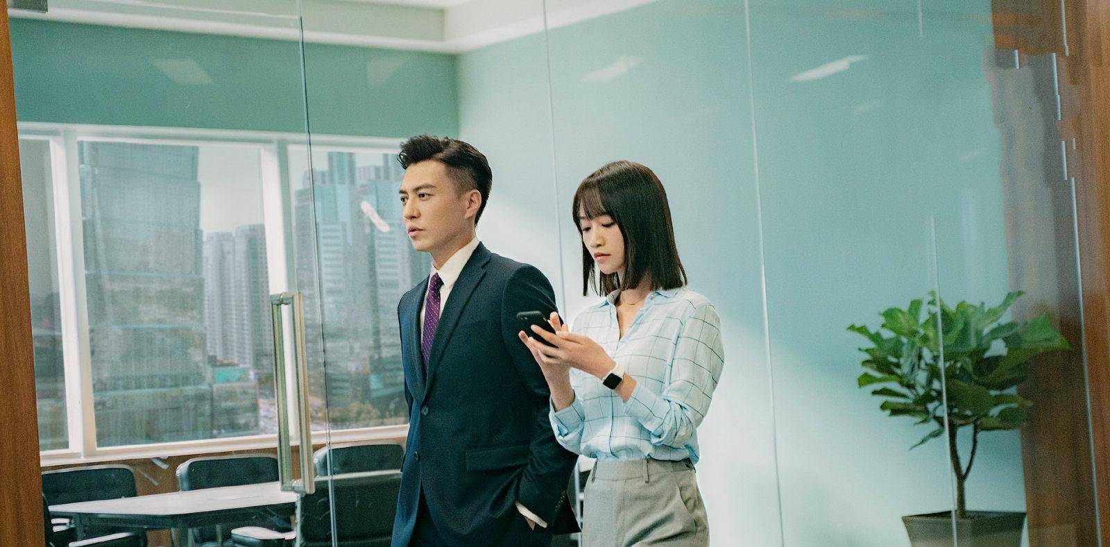 《精英律师》首播被讽抄袭,靳东蓝盈莹演技精湛,抄袭暂不成立_方面