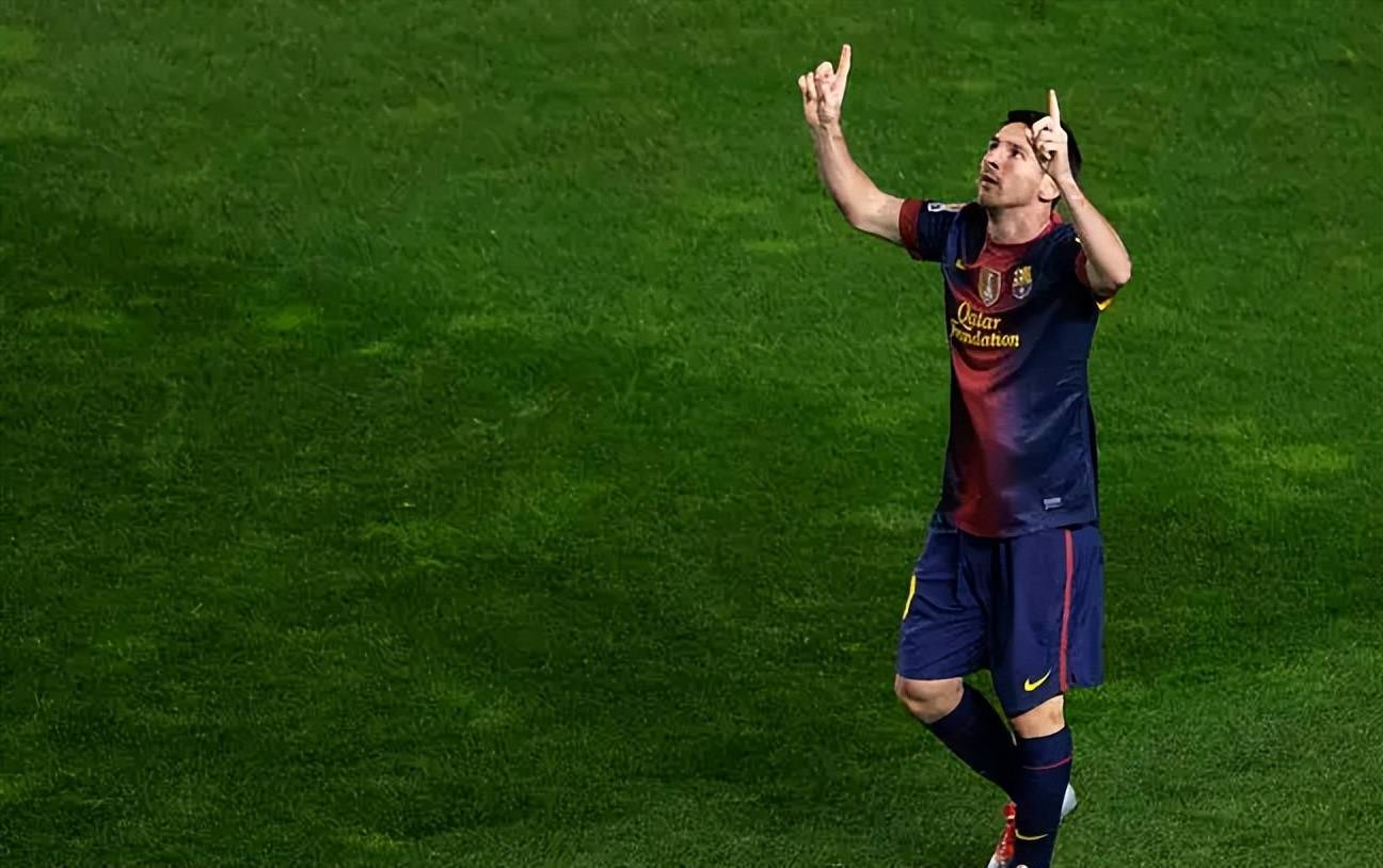 从那以后,梅西每次进球庆祝的经典动作,都是双手指向天空,抬头仰望,他