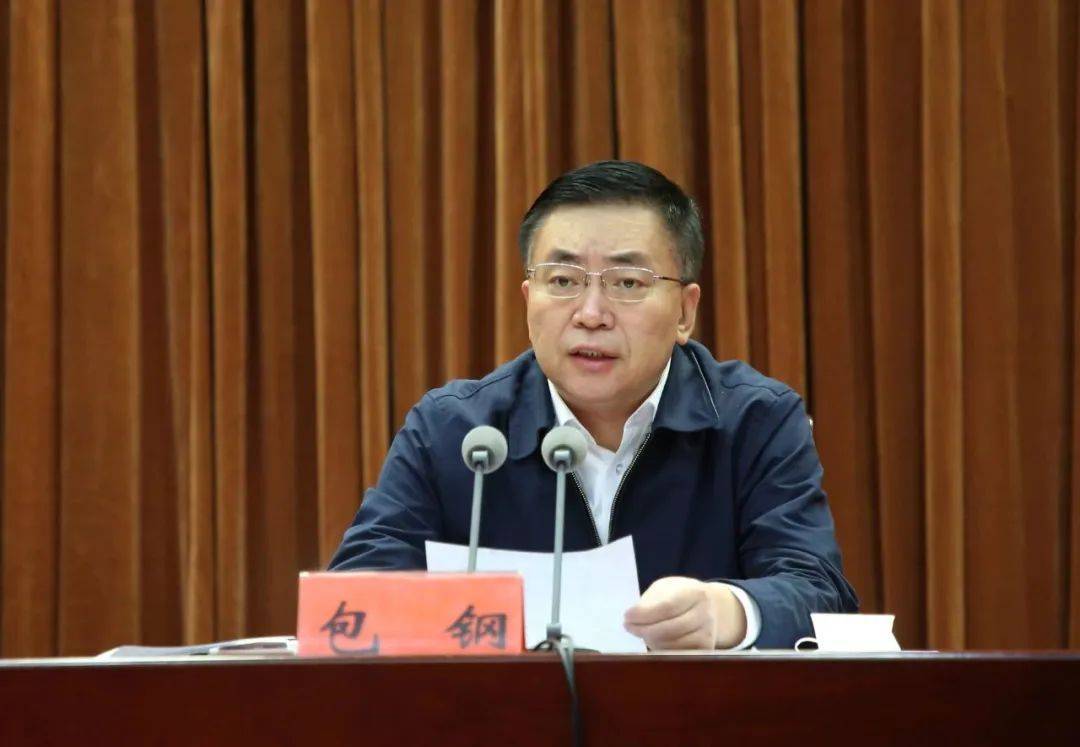 自治区宣讲团成员,自治区党委政法委常务副书记李钢作宣讲报告.
