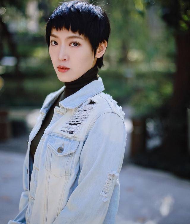 很多人都知道李元元跟李立群一样都是演员,因为小时候受到李立群的