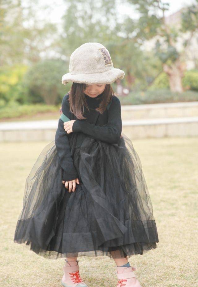 那个曾经被易烊千玺,侯明昊抱在手中的小女孩,现在长成了小美女_哈琳