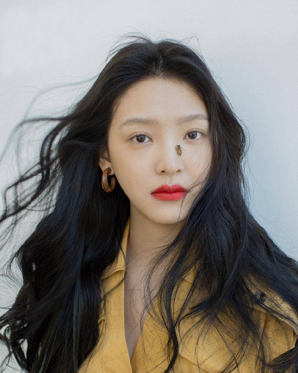 章若楠气质也很"绝",造型只剩红黄绿三色,偏偏凹出超模气场_黄色_画面