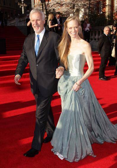 "露丝孙女"3年后嫁给大导演卡梅隆,如今58岁的她依然优雅温婉_苏西