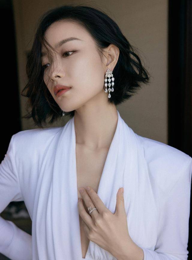 闫妮vs倪妮:自带时尚,谁是低眉浅笑妩媚美女?_电影_金陵_中国