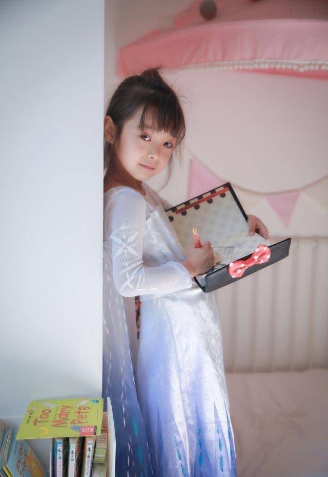 那个曾经被易烊千玺,侯明昊抱在手中的小女孩,现在长成了小美女_哈琳