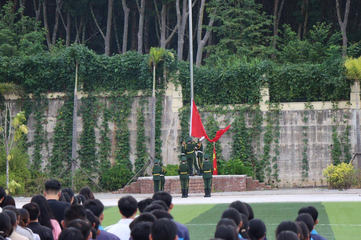 云南长水(衡水)实验中学沐浴晨曦冉冉升起五星红旗迎着朝阳当雄壮的