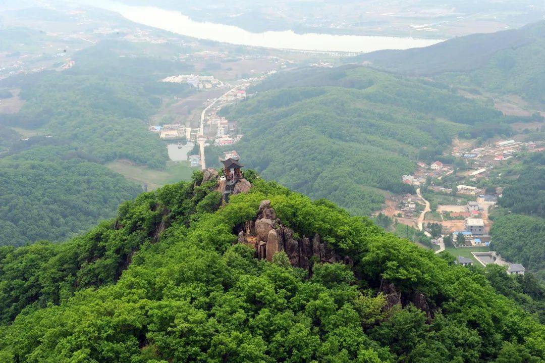 朱雀山是吉林市四大名山之一,山勢陡峭,怪石嶙峋,樹木蔥蘢,風貌古樸.