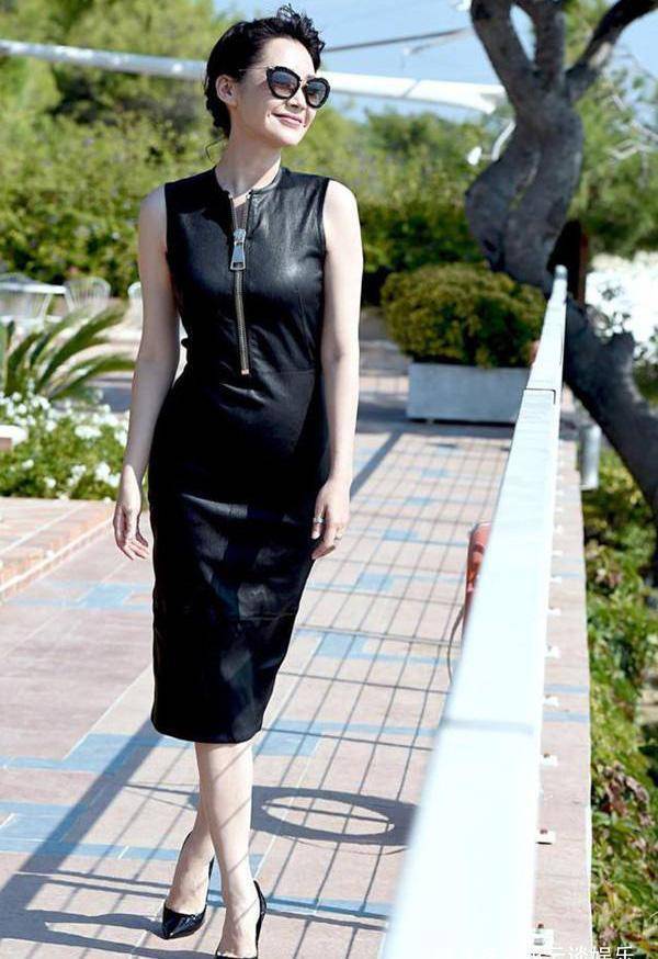 许晴国外街拍照曝光,穿无袖皮裙秀曲线美,背部状态惹争议_网友_时尚