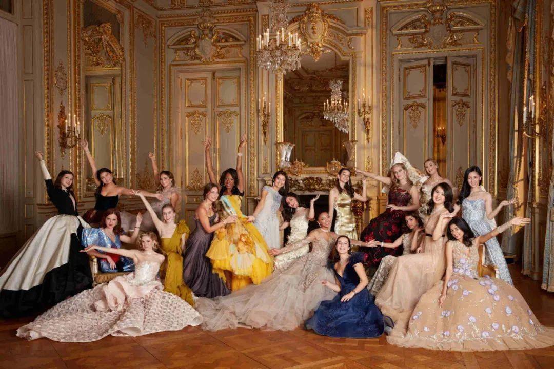 谷爱凌一张"顶级名媛舞会"近照曝光,穿中国高定站c位,舞伴是绯闻男友?