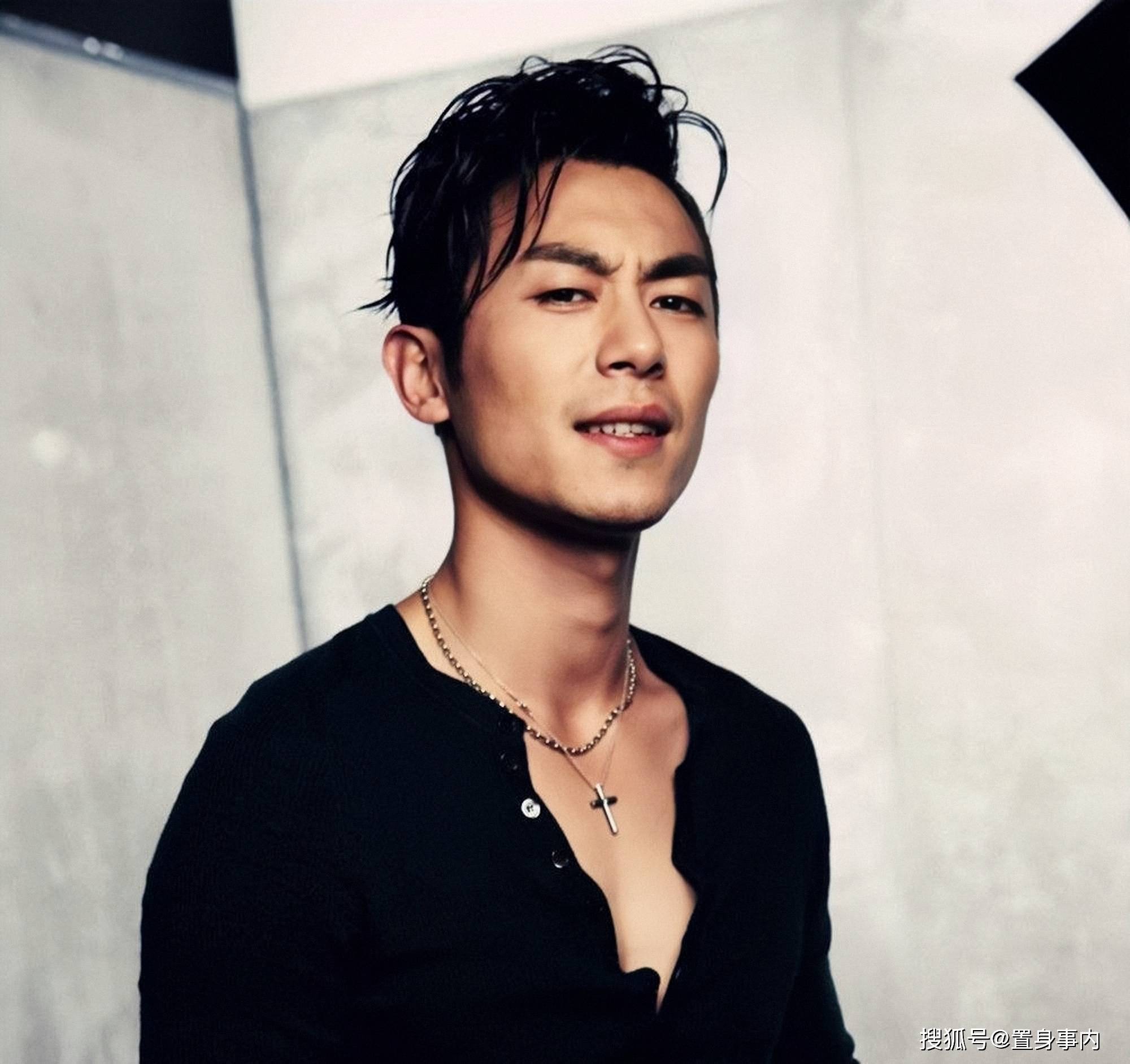 别再硬演"古装美男"了,刘海一梳颜值就丢,这些形象让人笑好久_朱亚文