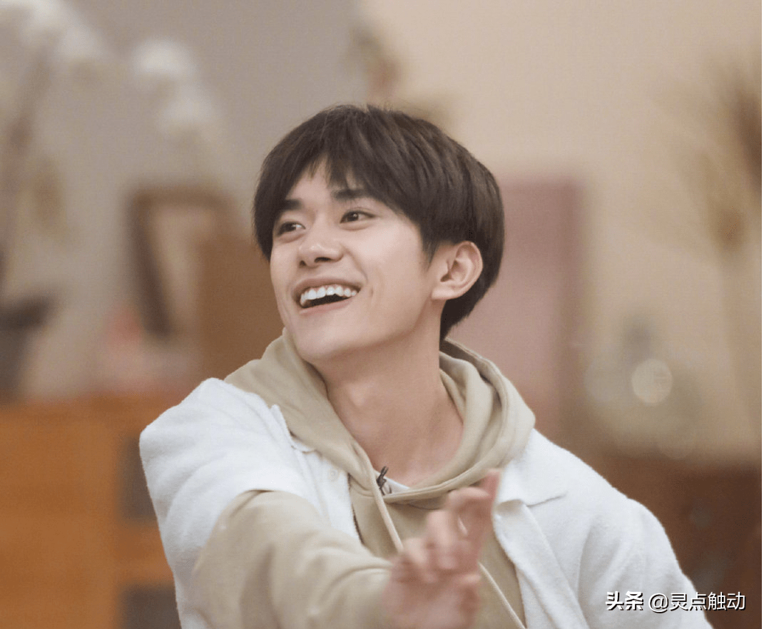 要到了阿深的联系方式,直到现在两个人还保持联系足以见得的易烊千玺