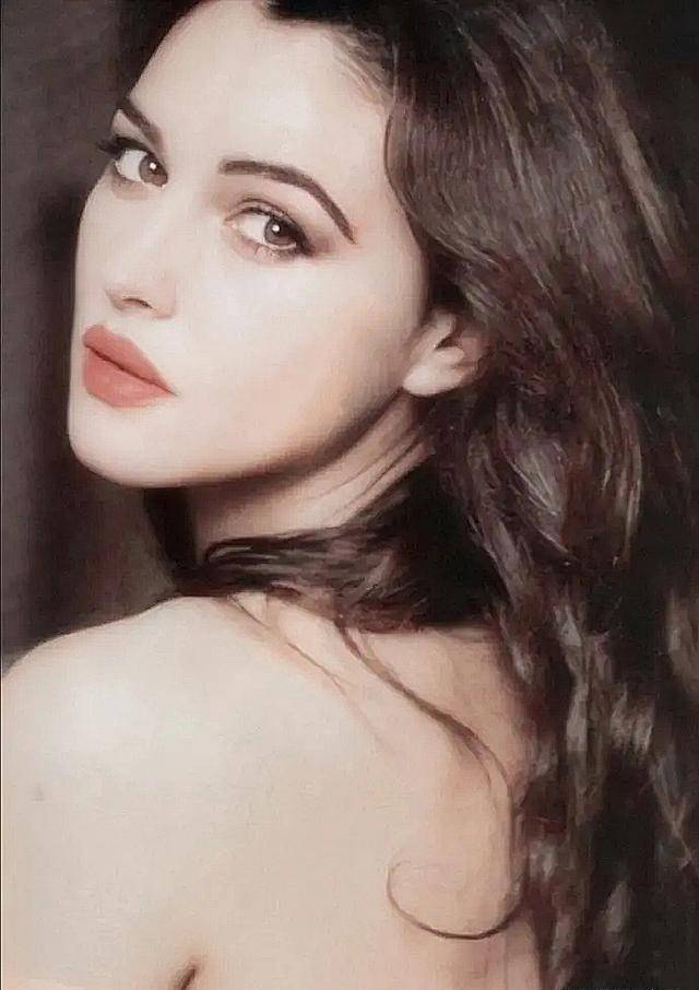 莫妮卡贝鲁奇:一个被誉为"地球球花"的女人,身材与美貌并存_意大利