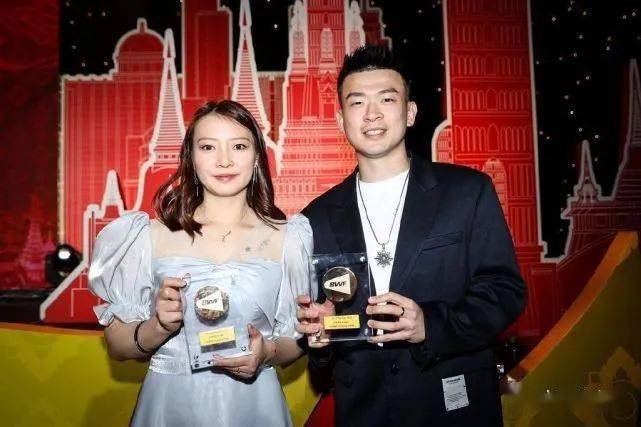 郑思维借陈雨菲女装西服登台领奖,与搭档黄雅琼同色系出镜_羽毛球