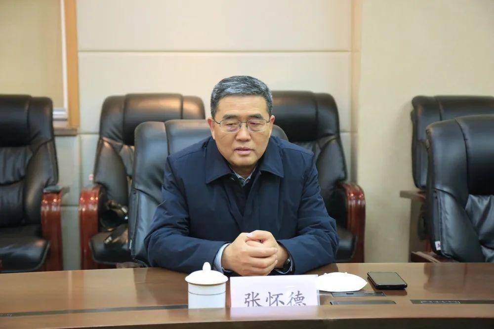 在困难职工杨秋艳家中,张怀德与他们亲切交流,详细询问家庭生活情况