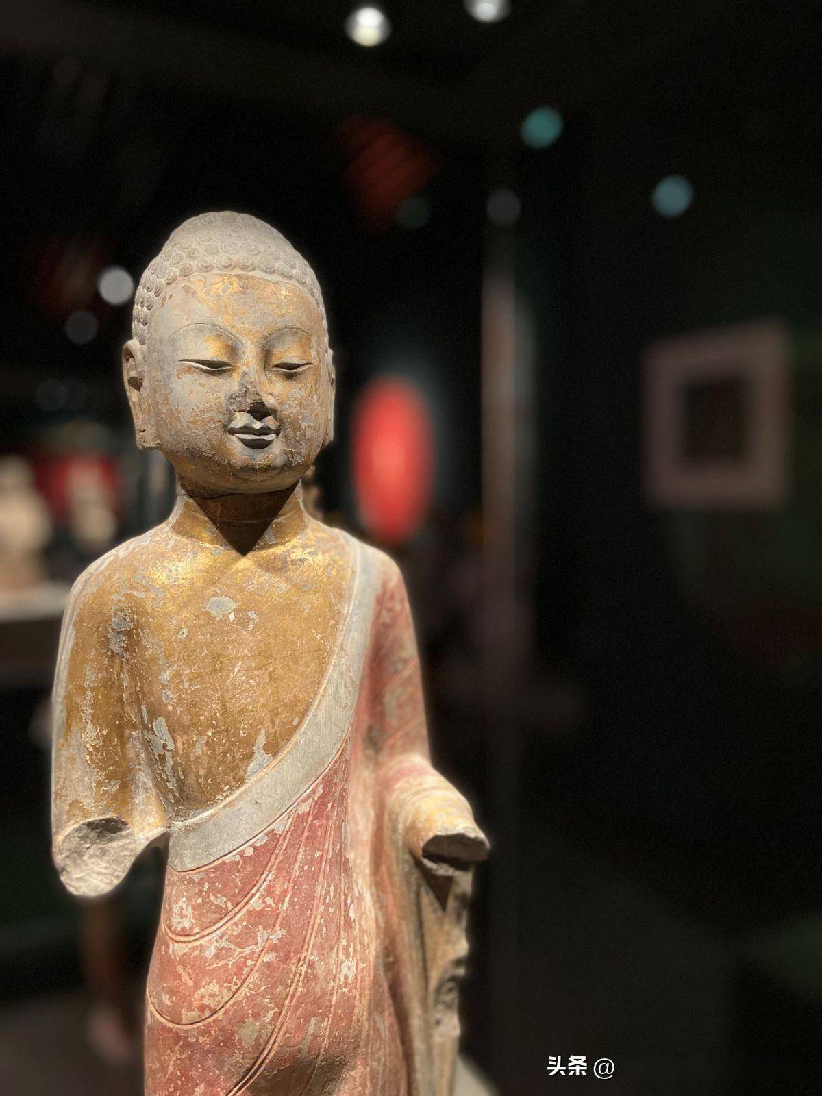 青州造像:着红袈裟的小佛陀_艺术_佛教_立像