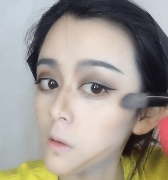 的长了,眉毛还是很像的,可是眼睛画的眼影是黑色的,有几分黑化的感觉