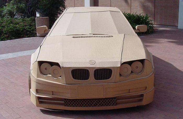 工做成的,拥有多年改装汽车的经验,其制作而成的纸皮车是十分精致的