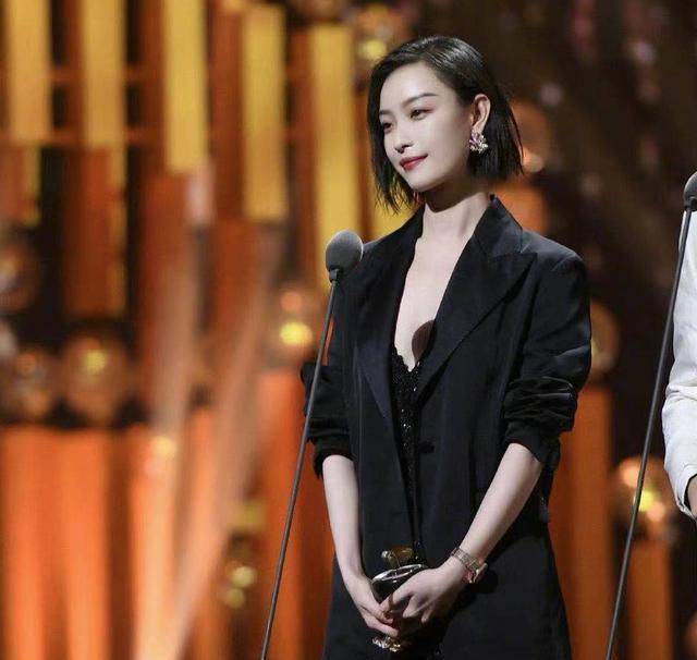 东方卫视举办了2021年度电视剧品质盛典颁奖晚会,女星倪妮凭借其出演