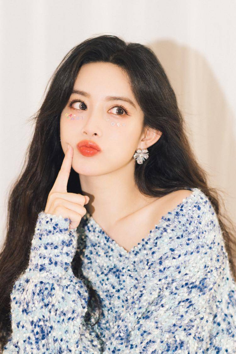 孟子义穿毛衣小露香肩 嘟嘴卖萌元气满满_公主_眼神_写真照