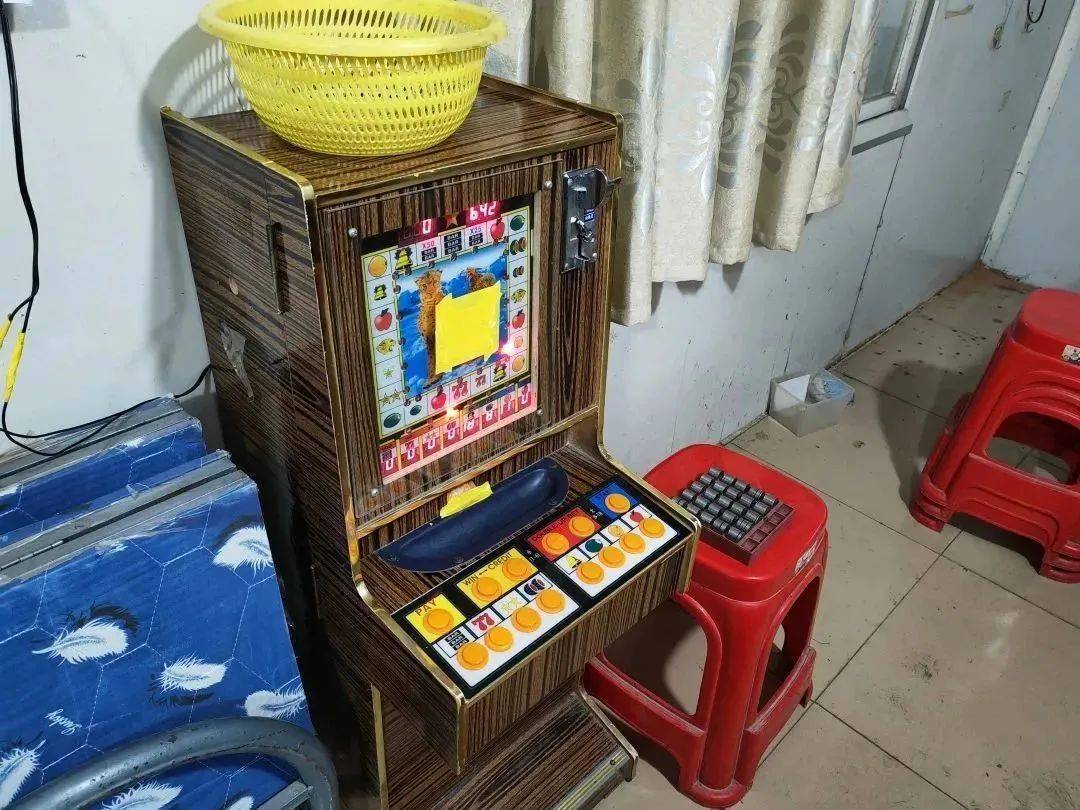 即对该涉赌小店进行查处,现场查获有退币功能的赌博机(俗称"老虎机")