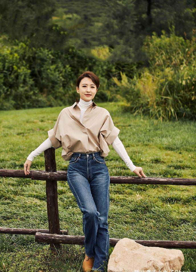 央视主持天团重返校园拍写真,李梓萌飒张蕾美,撒贝宁拍照又垫脚_白色