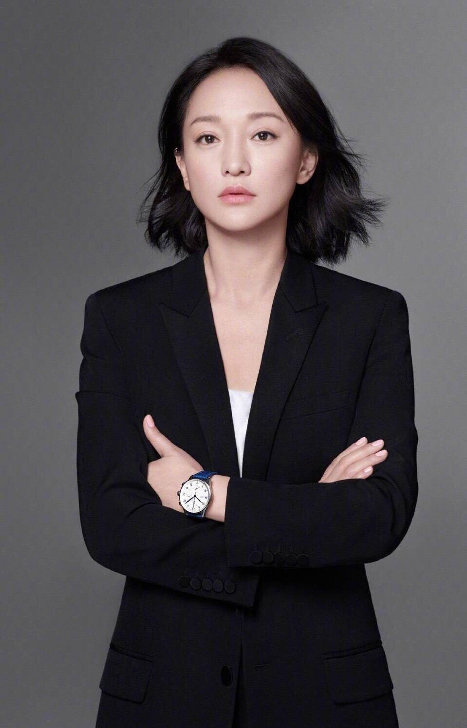 周迅时尚策划大片曝光,穿抹身材裙气场强大,有种贵妇的既视感_合作