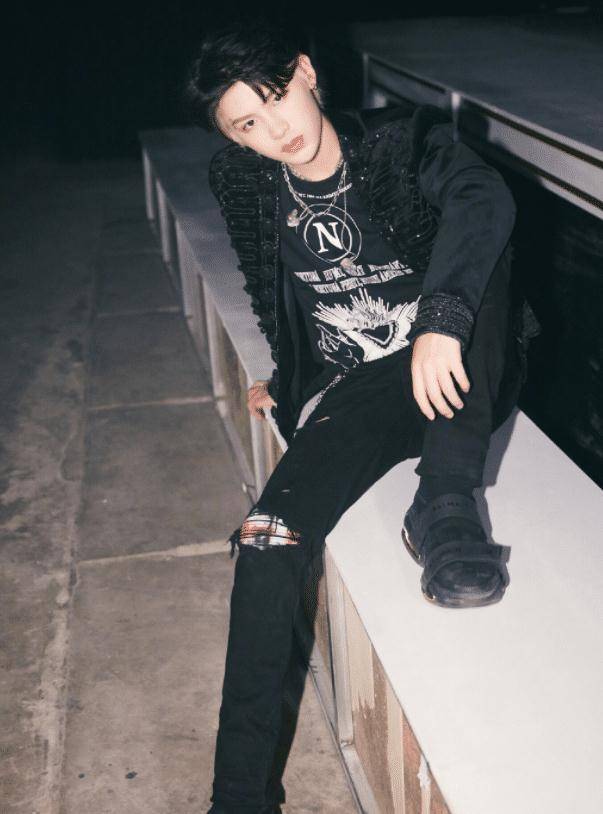 有种帅气叫黄明昊穿破洞裤,当他坐在草地上后,这腿长让人心动