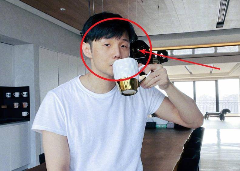 李荣浩晒图吐槽自己像村痞,网友回应亮了,龚俊却在评论区表白_眼睛