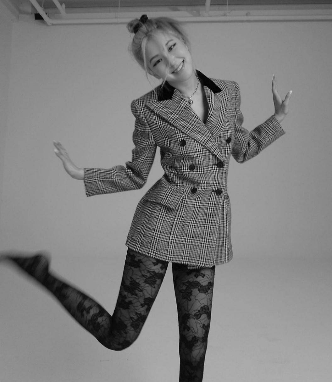 既然西装裙是短款的设计那么就一定要穿一双丝袜,丝袜是可以瞬间提升