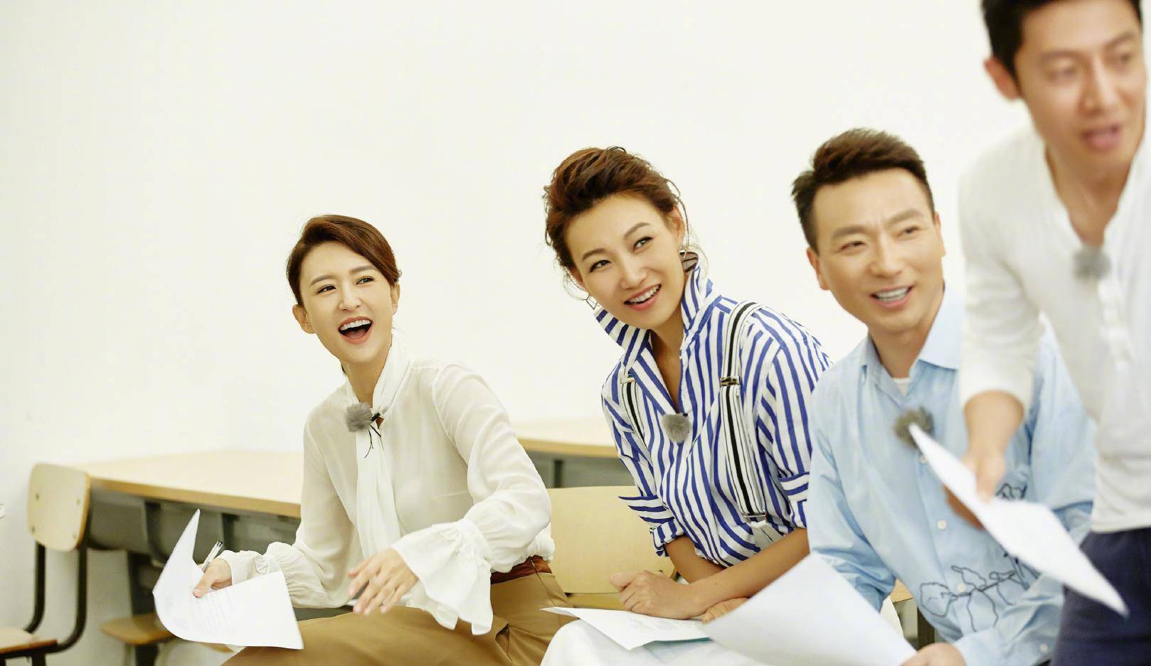 央视主持天团重返校园拍写真,李梓萌飒张蕾美,撒贝宁拍照又垫脚_白色