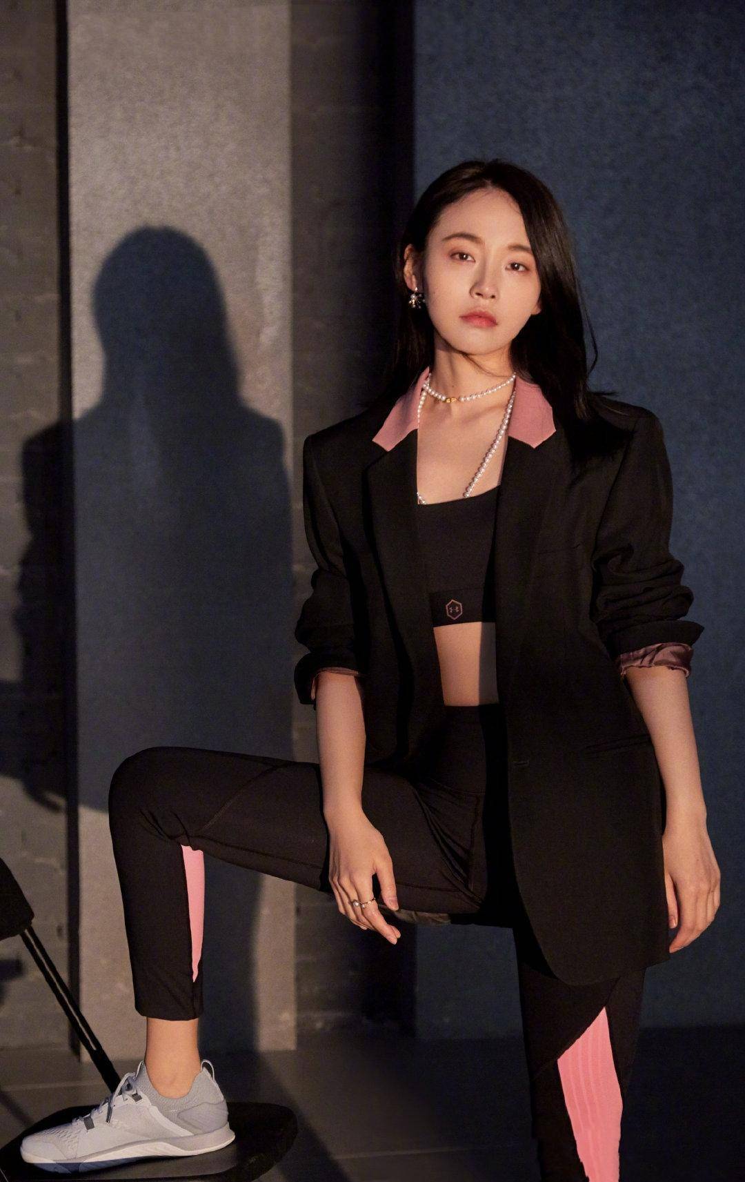 张佳宁粉色简约西装,搭配运动衣服,帅气十足_气息_清新_时尚