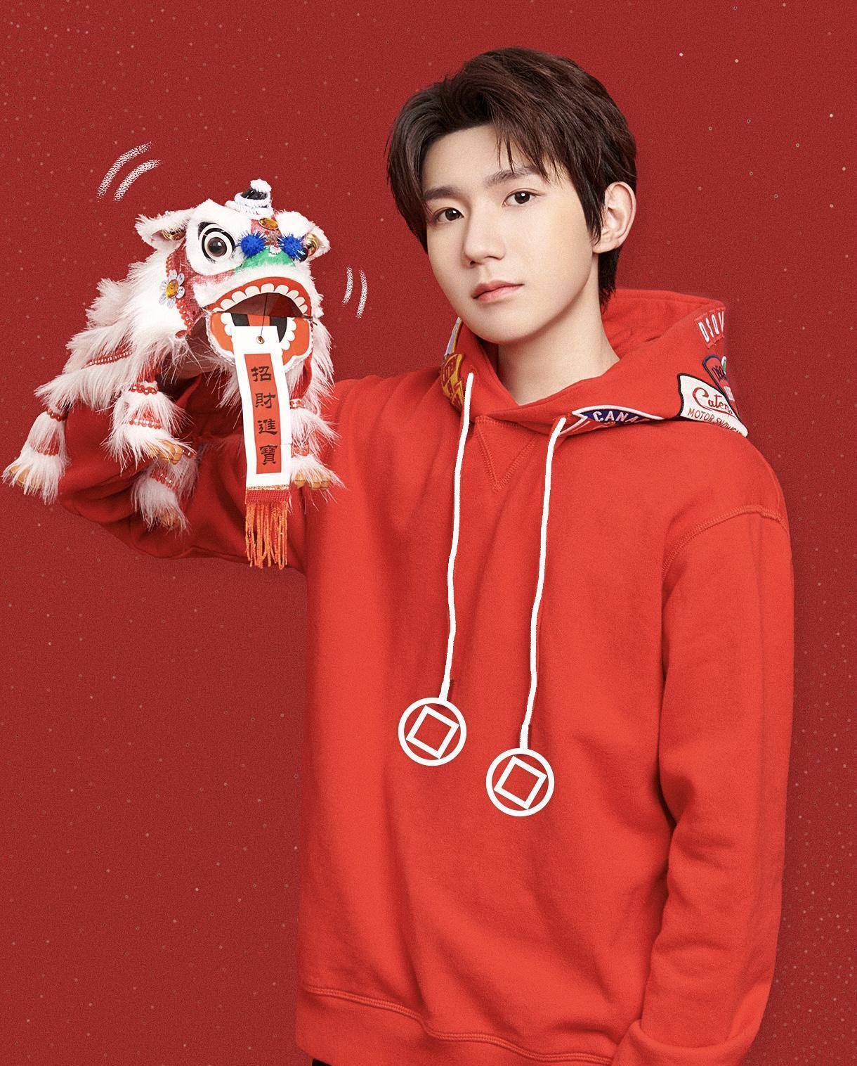 王源背带裤被抓拍,衬衫背带裤配超长袜,复古少年即视感_卫衣_大红色