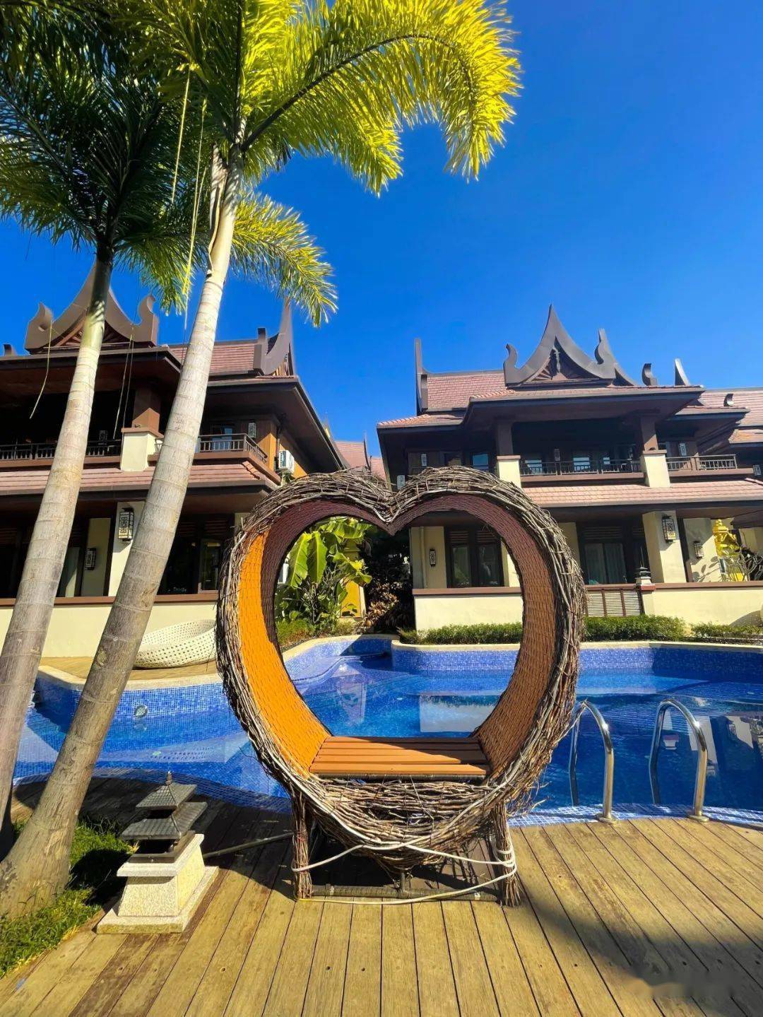 住进坐落于芒市4a级景区的这个酒店,沉浸式感受古镇的文化氛围!