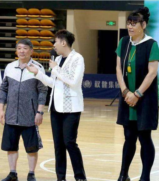 53岁女篮巨人郑海霞近况:双腿变形无子女陪伴,丈夫已不见踪影_中国