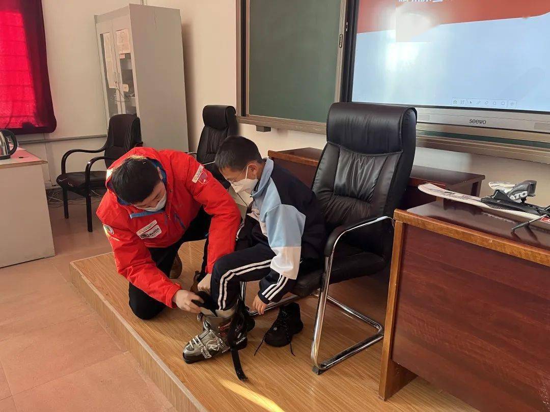 2022年阳光冰雪大课堂开课啦!走进亚布力镇中学