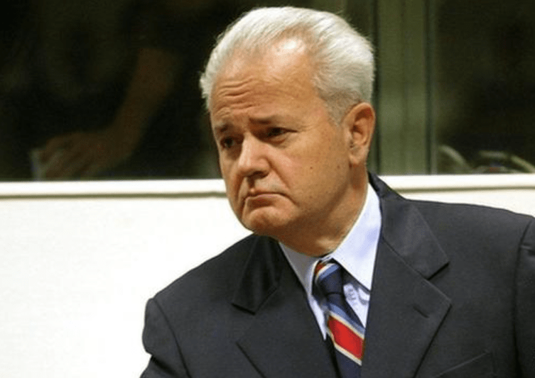 01年米洛舍维奇被捕过程:家中被断水断电,女儿建议父亲开枪自杀_南斯