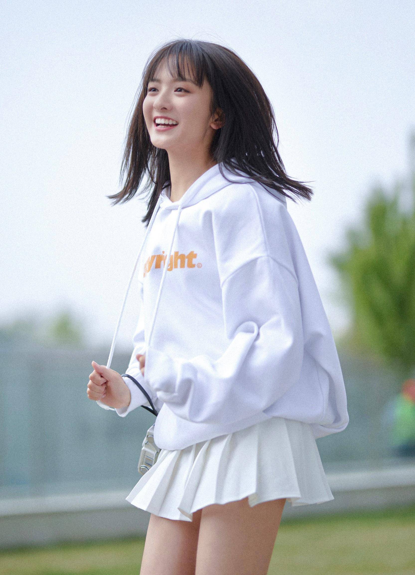 《流星花园》她演沈月闺蜜,穿条纹开衩裙配帆布鞋,可爱似精灵_厉嘉琪