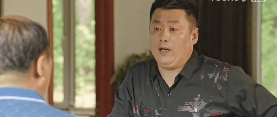 趴女人床底,宣扬别人隐私《乡爱13》的故事离乡村